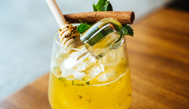 Sparkling colada with honey and mint