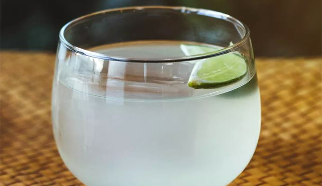 Canchánchara cocktail with garnish